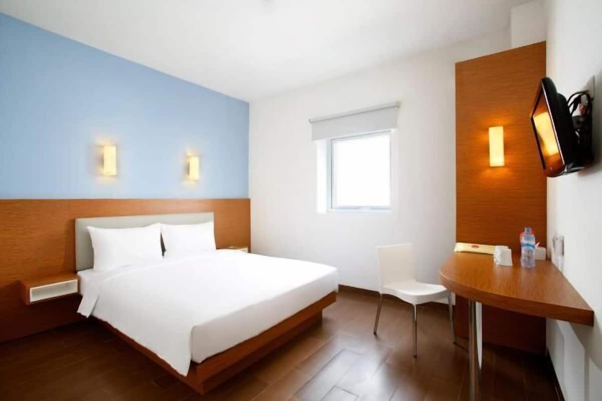 Soundproofing, free WiFi, bed sheets