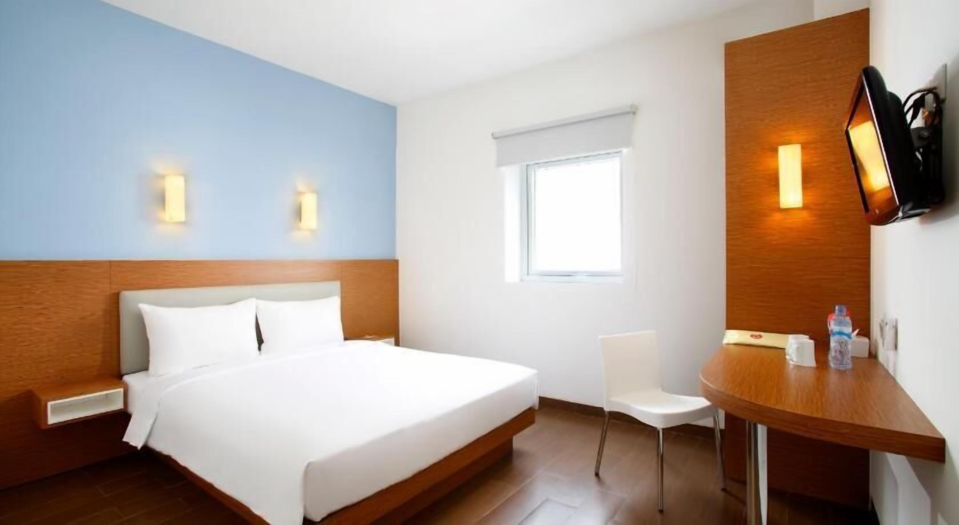 Soundproofing, free WiFi, bed sheets