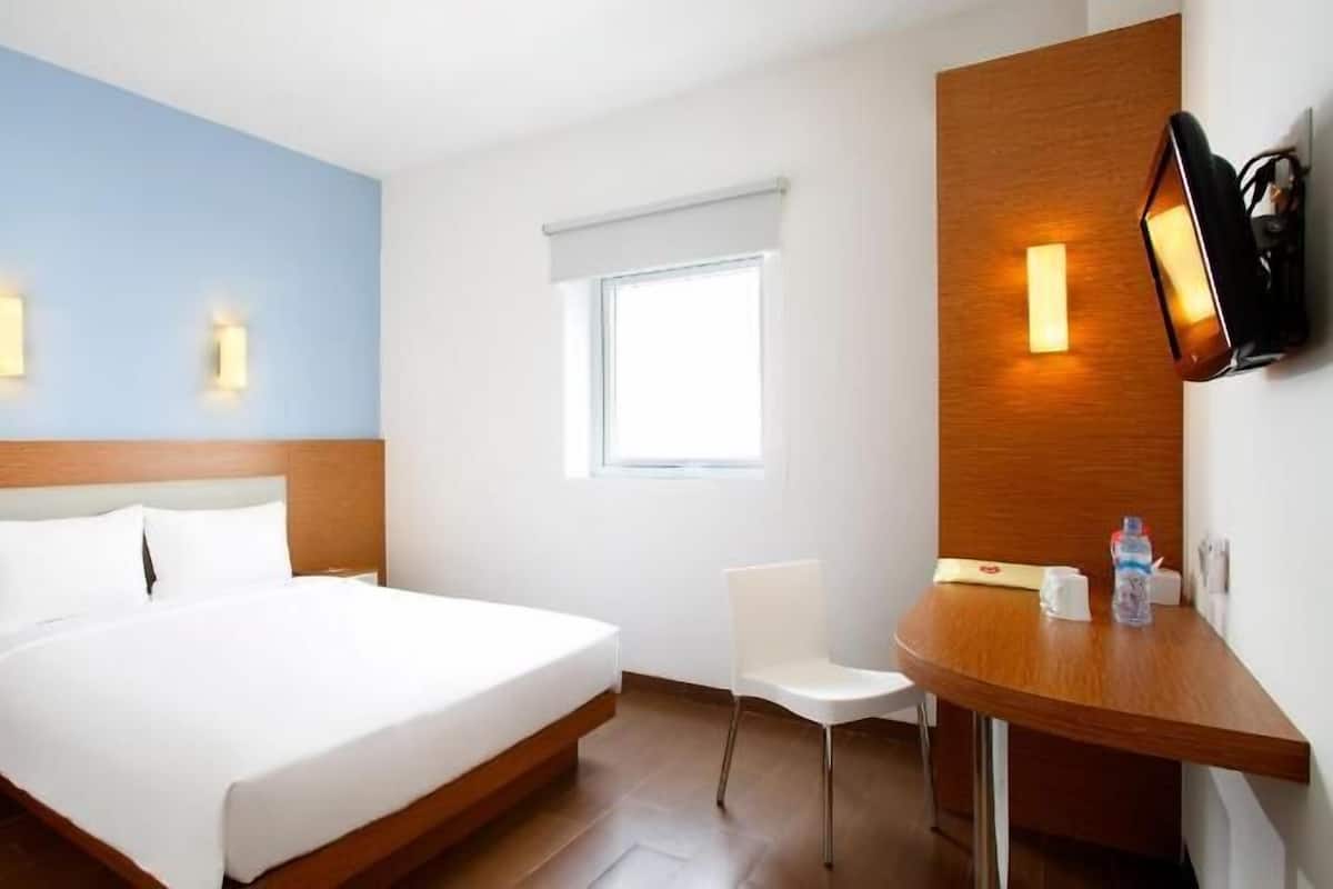 Soundproofing, free WiFi, bed sheets