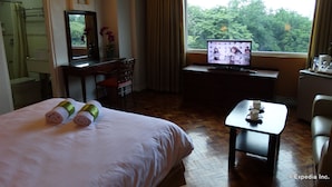 Deluxe Room | In-room safe, desk, soundproofing, WiFi (free) - The Corporate Inn Hotel (Manila)