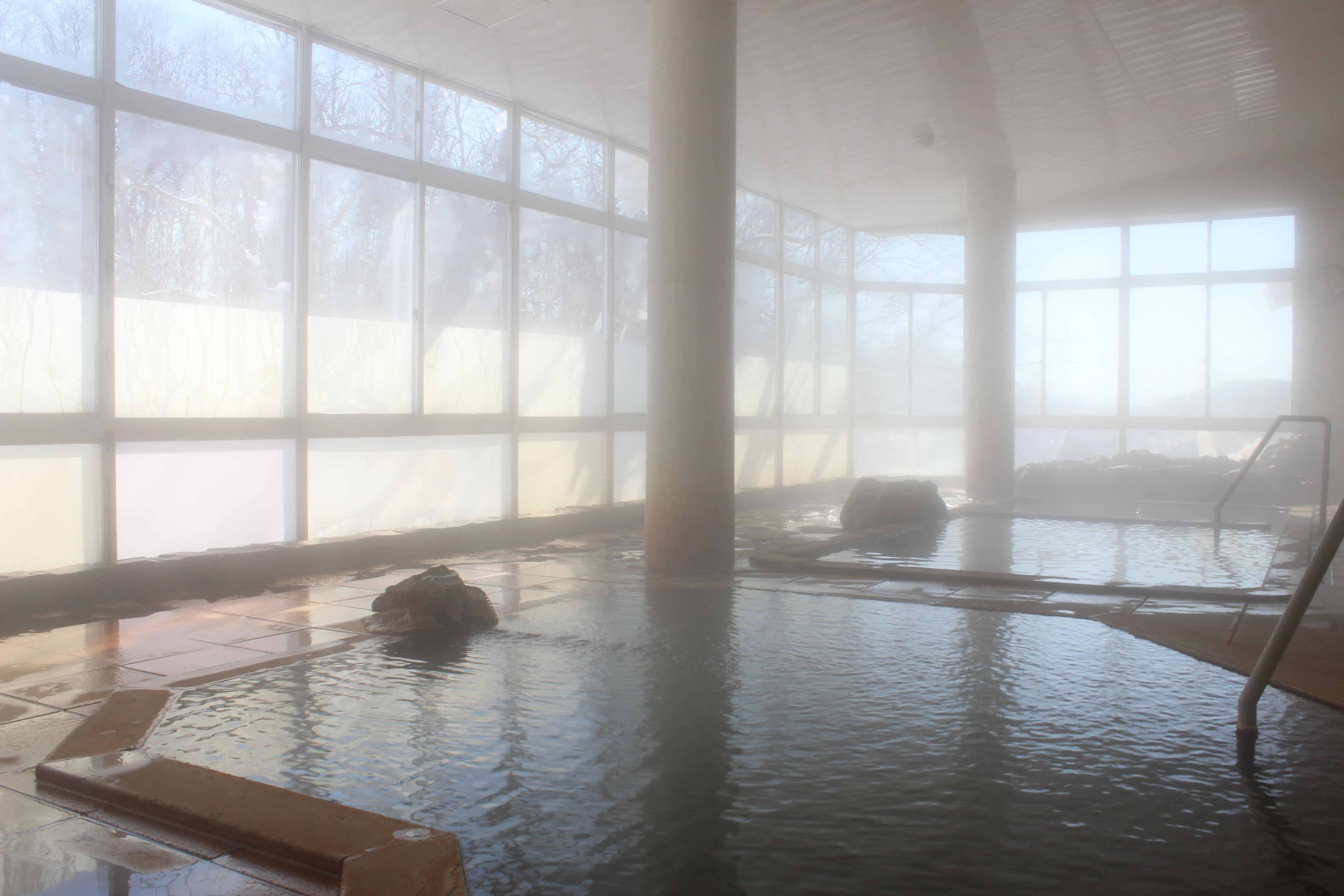 Indoor spa tub