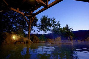 Outdoor spa tub - Niseko Grand Hotel (Niseko)