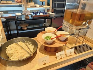 Daily buffet breakfast for a fee - Niseko Grand Hotel (Niseko)