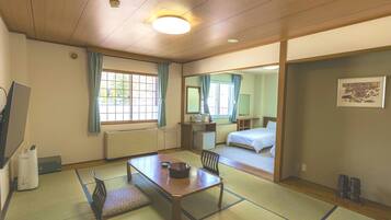 Habitación tradicional, baño privado (Japanese Western Style) | Caja de seguridad en la habitación y escritorio