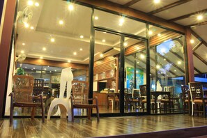 Bar (on property) - The Beach Garden Resort (Pattaya)