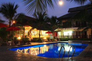 Outdoor pool, pool umbrellas, sun loungers - The Beach Garden Resort (Pattaya)