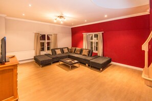 頂樓客房, 4 間臥室, 2 間浴室, 山景 | 起居區 | 92-公分平面電視、有線頻道、電視