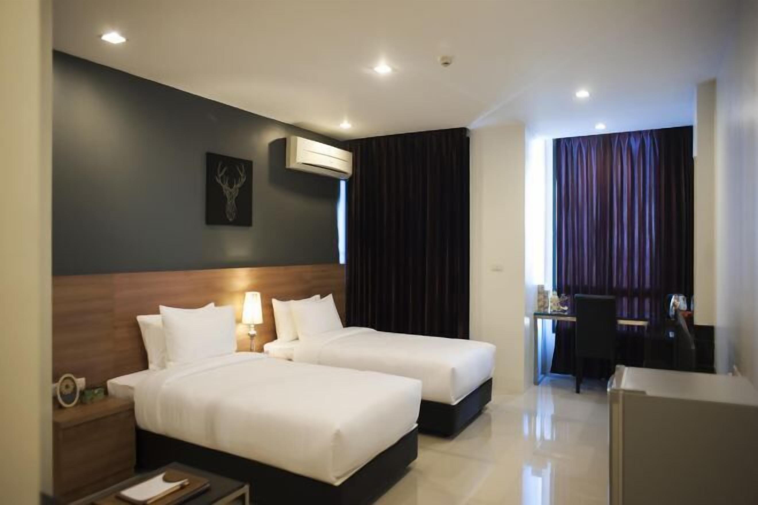 Coffre-fort, décor unique, bureau, rideaux d’obscurcissement