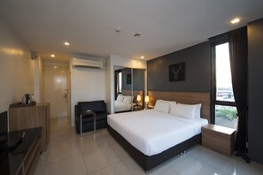 ตู้นิรภัยในห้องพัก, ห้องพักตกแต่งอย่างมีเอกลักษณ์, โต๊ะทำงาน