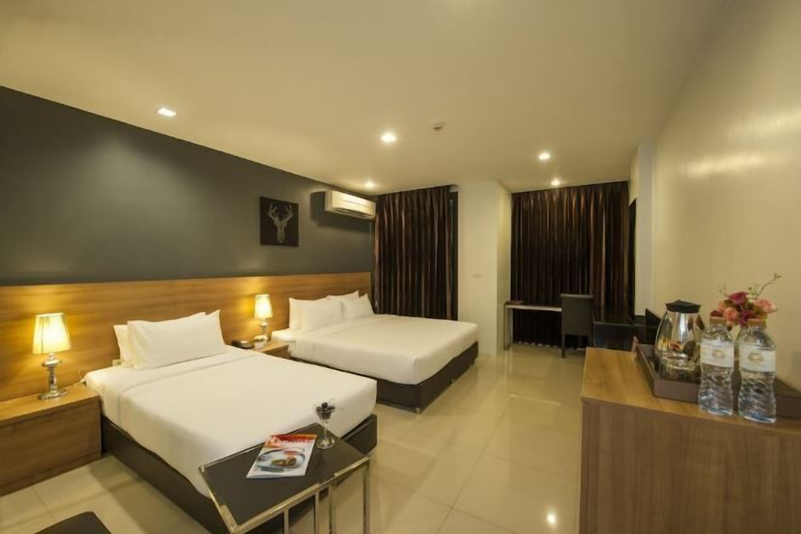 Coffre-fort, décor unique, bureau, rideaux d’obscurcissement