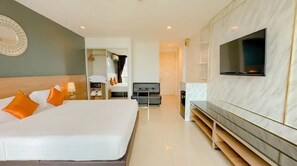 In-room safe, individually decorated, desk, blackout curtains - Marigold Sukhumvit (Samut Prakan)