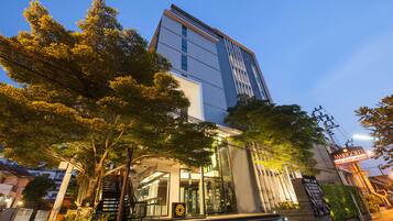 Framhlið gististaðar – að kvöld-/næturlagi