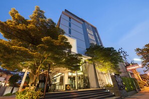 Front of property – evening/night - Marigold Sukhumvit (Samut Prakan)