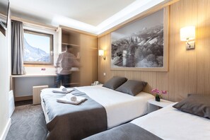 Triple Room with runway view