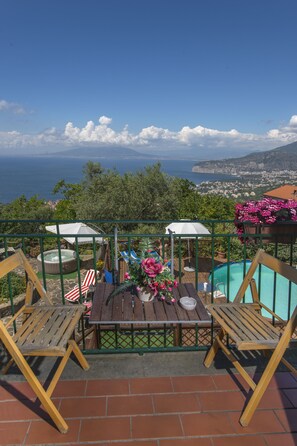Quarto casal, sacada, vista para o mar | Frigobar, cofres nos quartos, individualmente decorados