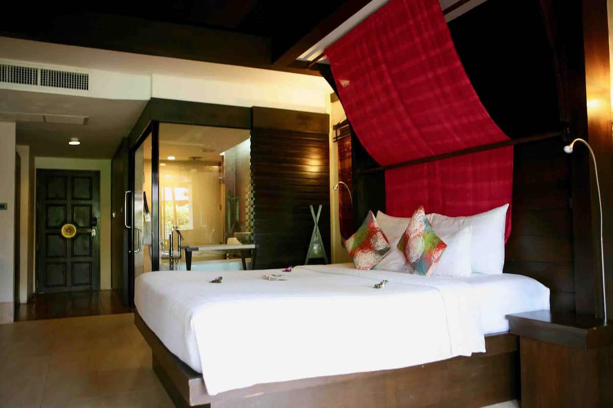 deluxe building garden view | minibar, in-room safe, rollaway beds, free wifi