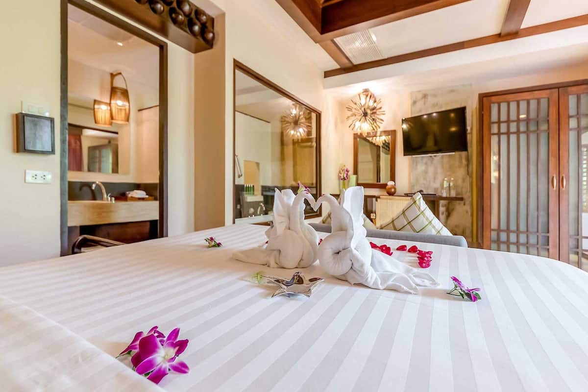 deluxe villa jacuzzi | minibar, in-room safe, rollaway beds, free wifi