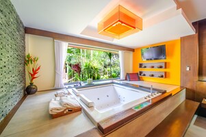 Junior Suite, 2 Bedrooms, Garden View | Private spa tub