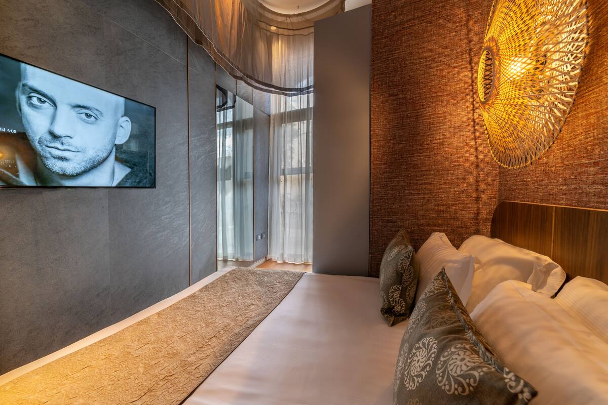 Small Modern Double Room | ตู้นิรภัยในห้องพัก, พื้นที่ทำงานแบบใช้แล็ปท็อป, ผ้าม่านกันแสง