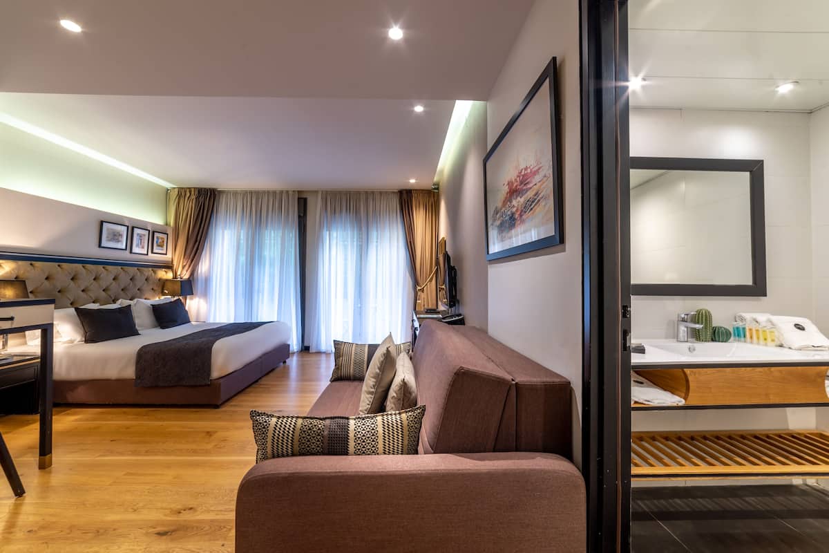 Premium Room | Living area | 32-inch LCD TV with satellite channels, TV