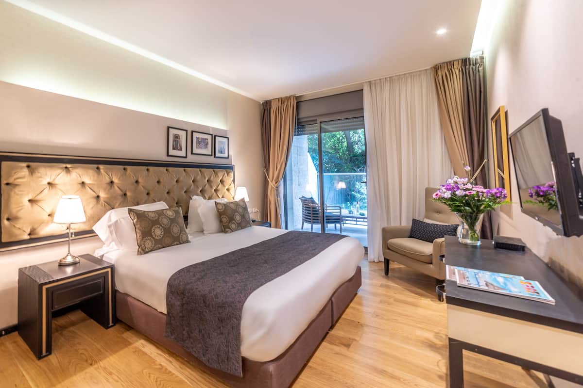 Deluxe Double Room, Balcony | In-room safe, individually decorated, individually furnished