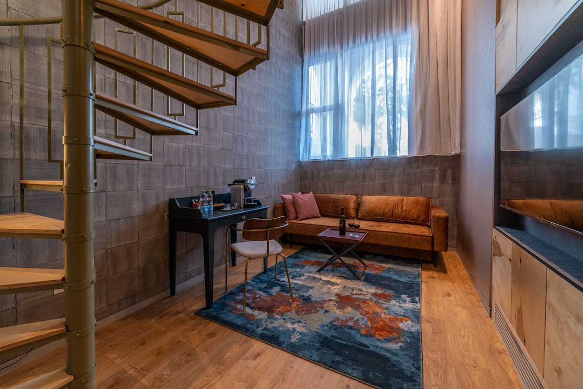 Deluxe Studio Suite, Jetted Tub | Living area | 32-inch LCD TV with satellite channels, TV