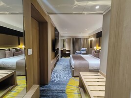 Suite | Minibar, in-room safe, desk, soundproofing