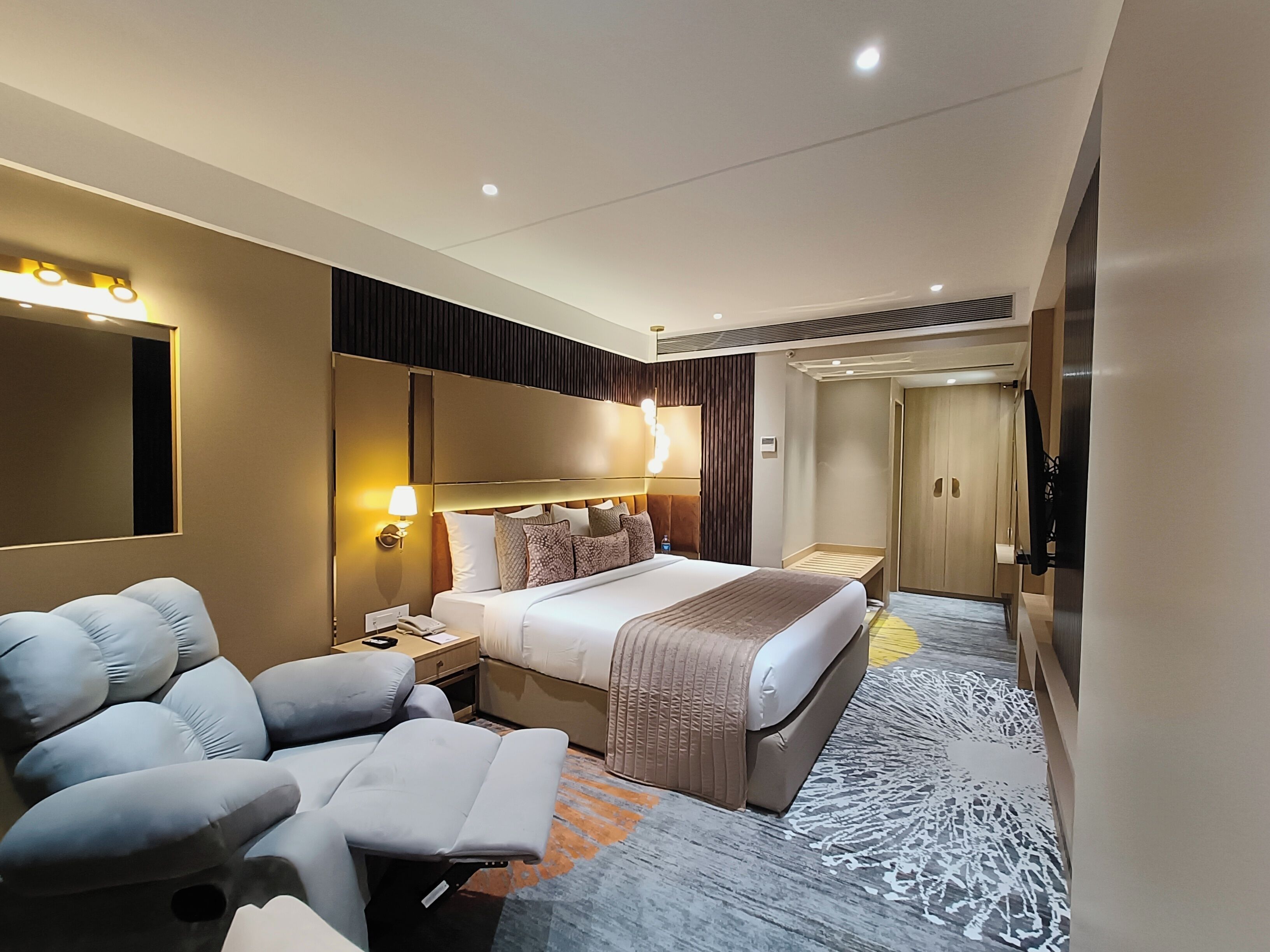 suite | minibar, in-room safe, desk, soundproofing