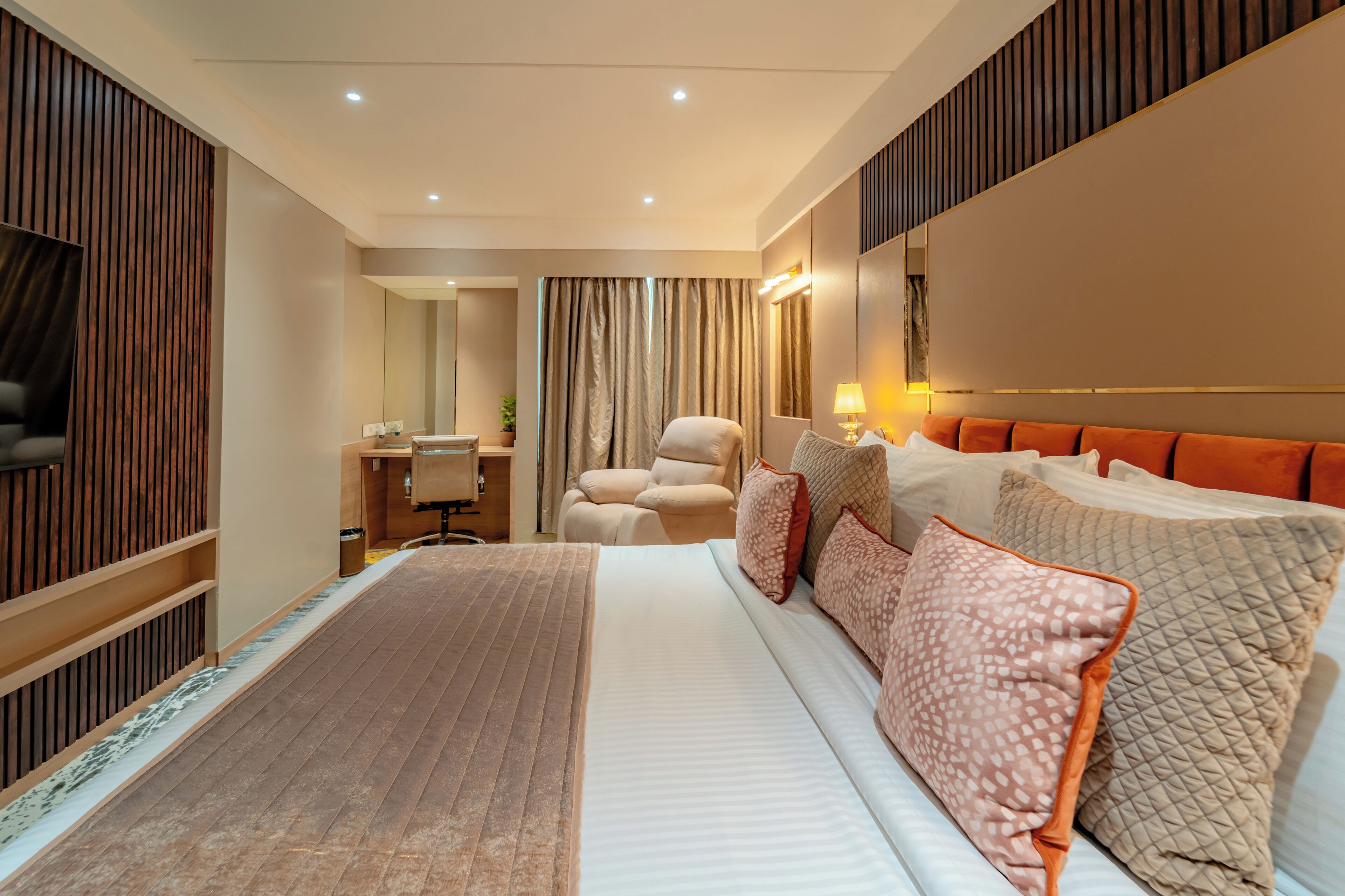 suite | minibar, in-room safe, desk, soundproofing