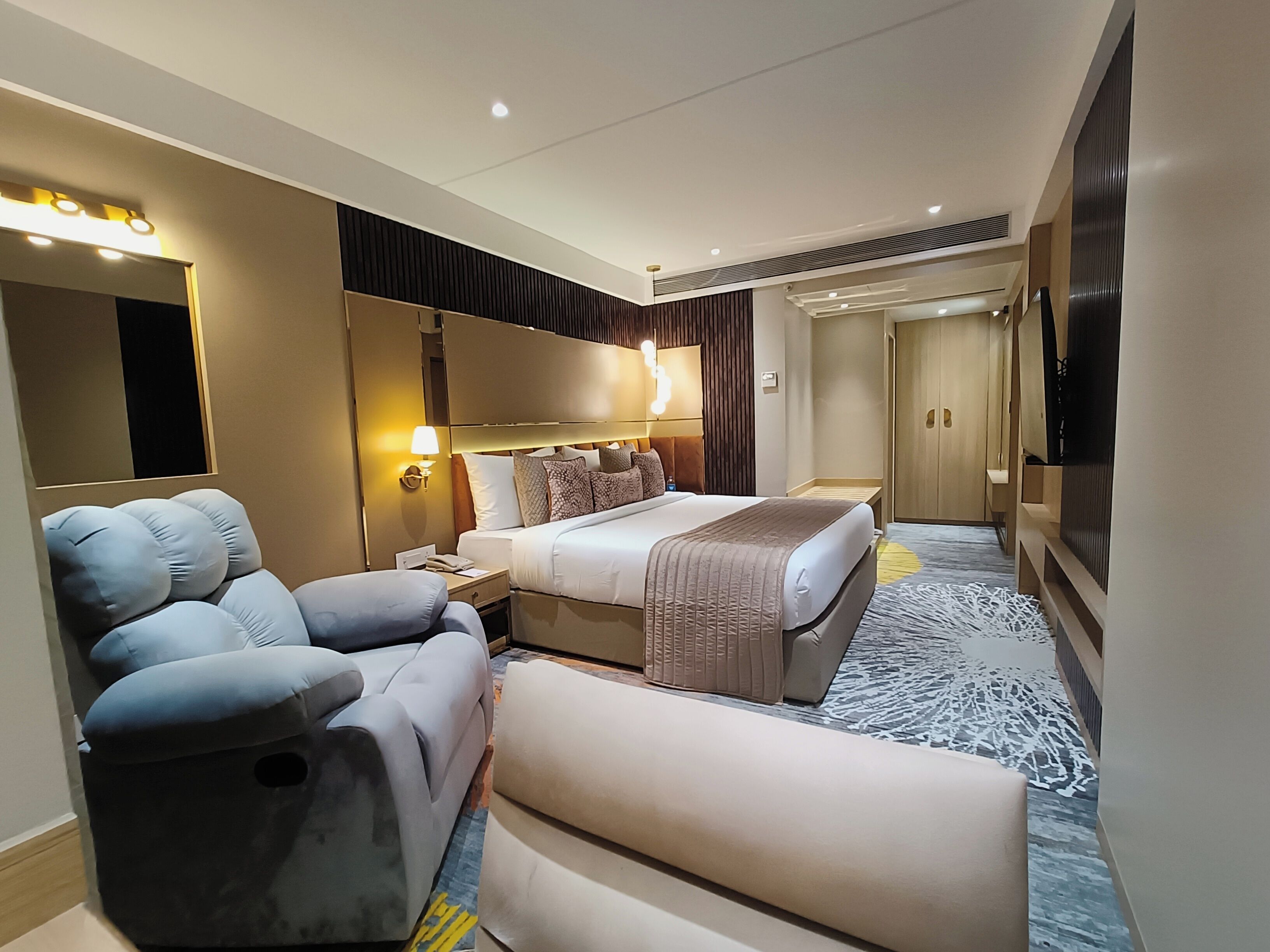 suite | minibar, in-room safe, desk, soundproofing