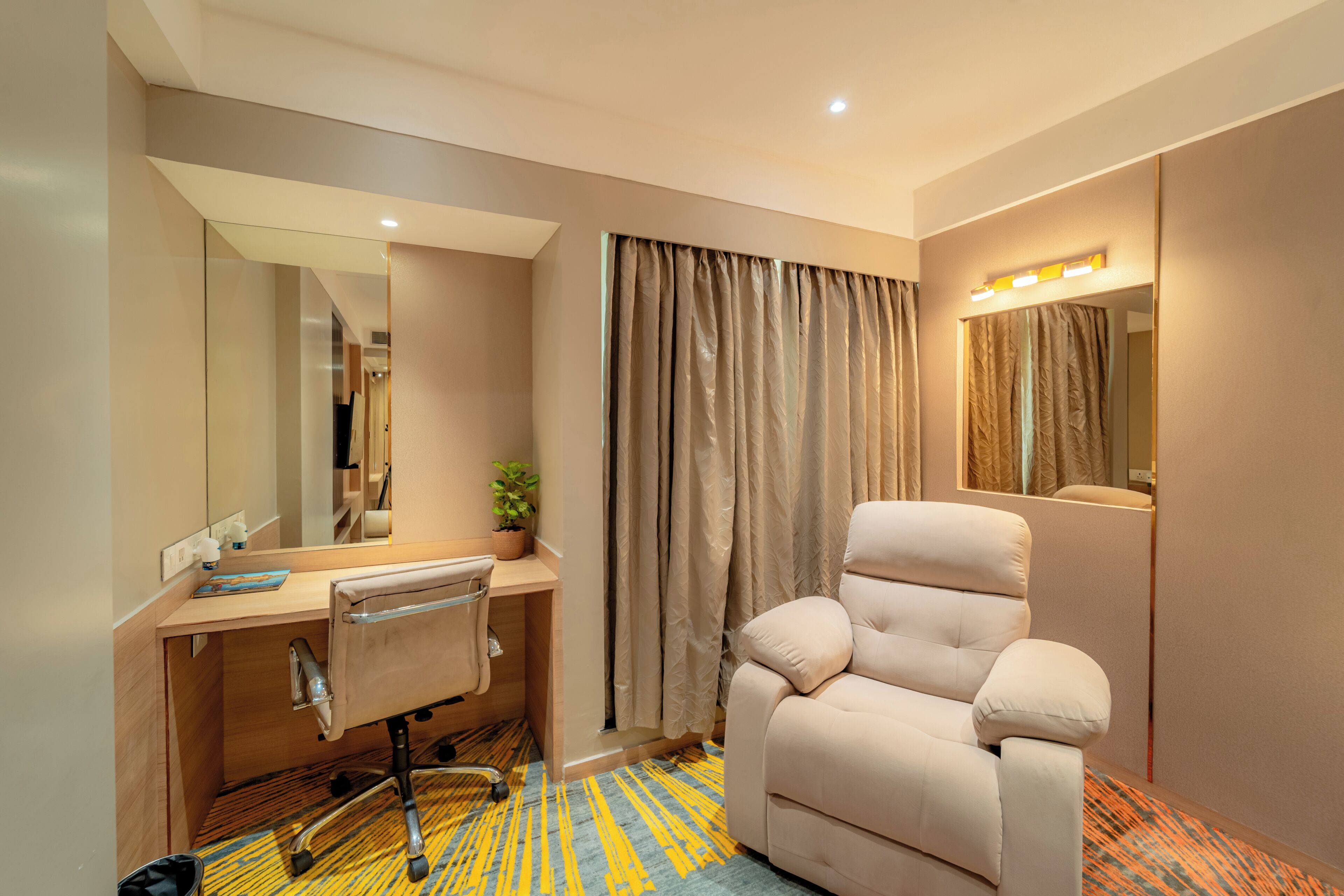 suite | minibar, in-room safe, desk, soundproofing