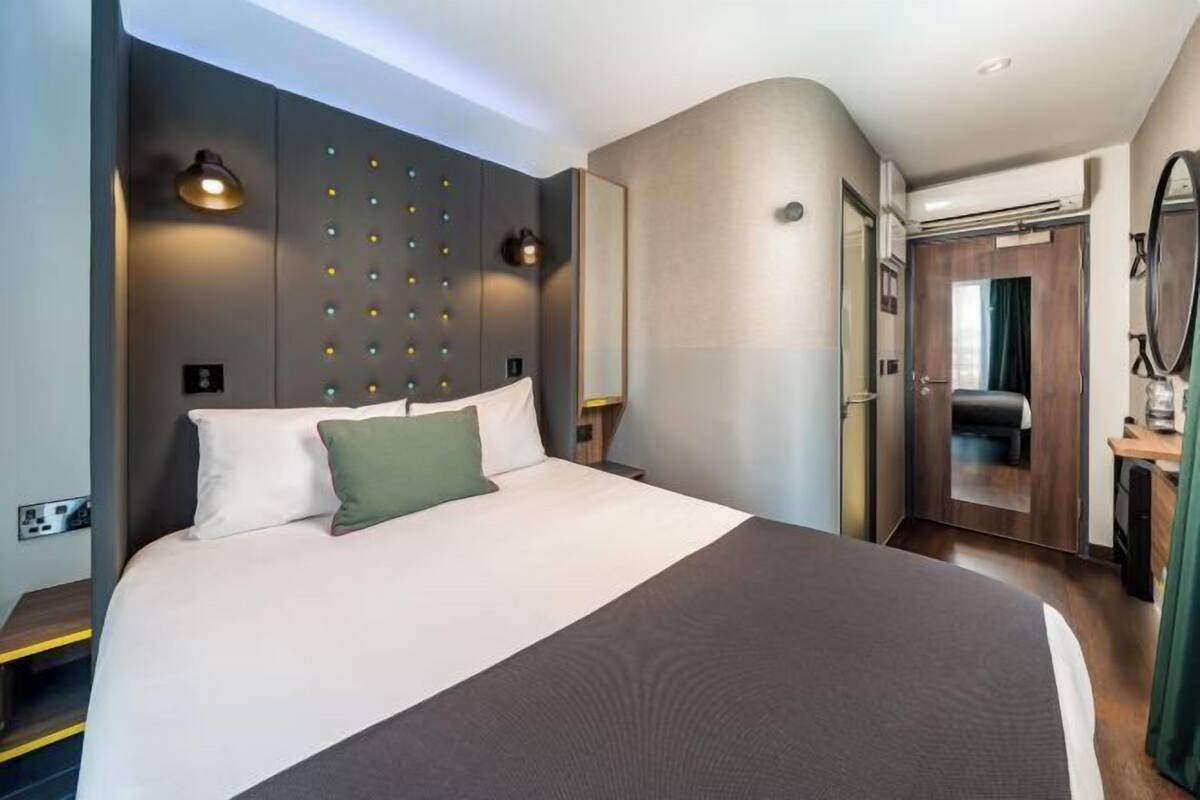 In-room safe, desk, laptop workspace, blackout curtains