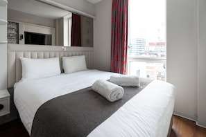 Classic Double with Window | In-room safe, desk, laptop workspace, blackout drapes - Point A London Canary Wharf  (London)