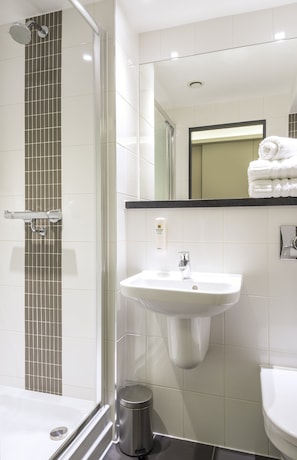 Shower, free toiletries, hair dryer, towels - Point A London Canary Wharf  (London)