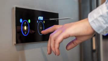 セーフティボックス (室内)、デスク、ノートパソコン用作業スペース、遮光カーテン