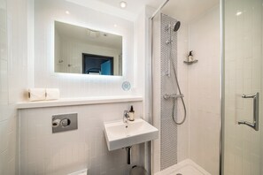 Suihku, ilmaiset hygieniatuotteet, hiustenkuivaaja, pyyhkeet