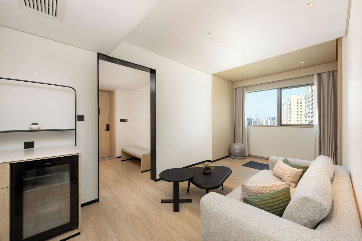 Suite, 1 habitación (Bath Shower Combination) | Caja fuerte, escritorio, cortinas opacas y sistema de insonorización