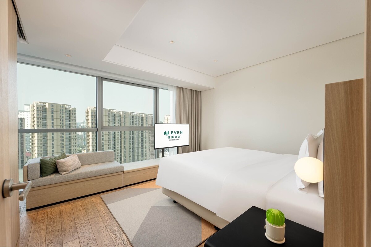 Suite, 1 habitación | Caja fuerte, escritorio, cortinas opacas y sistema de insonorización