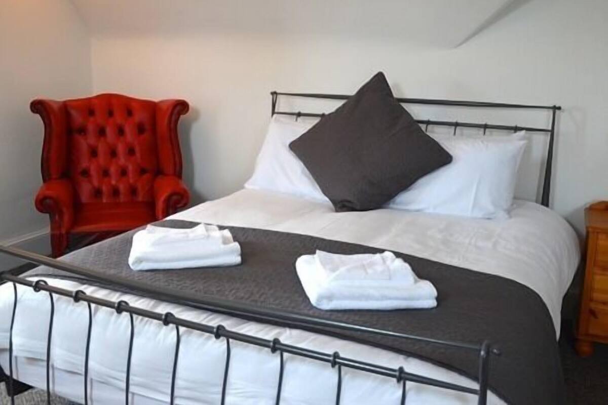 Habitación familiar, baño en la habitación (Superior) | Tabla de planchar con plancha, wifi gratis y ropa de cama