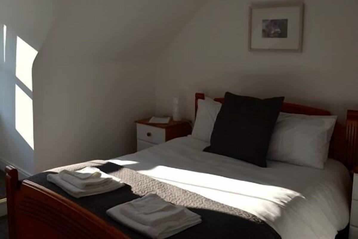 Habitación doble, baño en la habitación (Bath) | Tabla de planchar con plancha, wifi gratis y ropa de cama