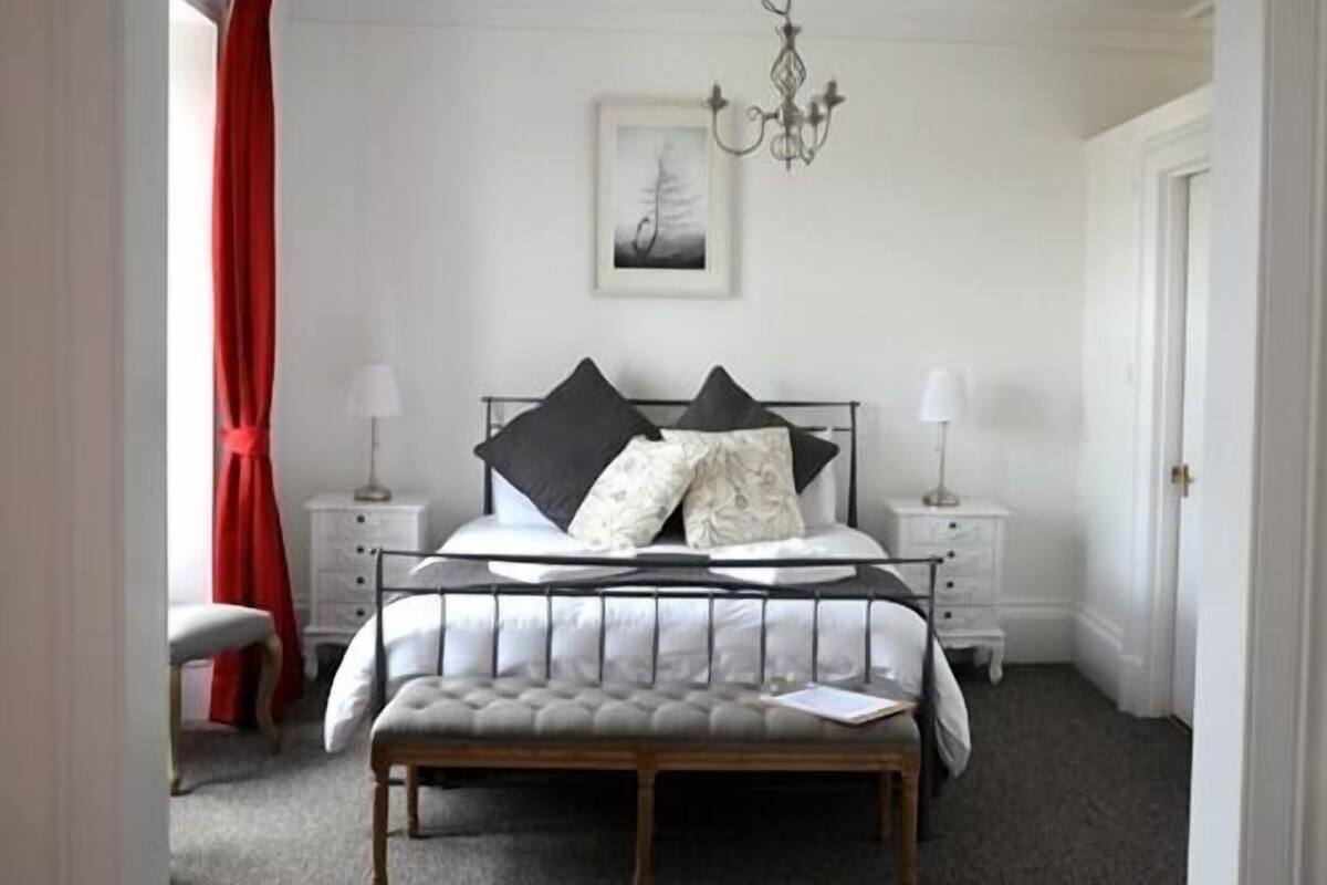 Tabla de planchar con plancha, wifi gratis y ropa de cama