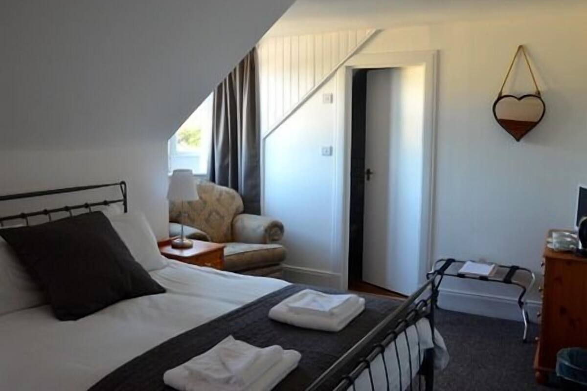 Habitación doble, baño en la habitación | Tabla de planchar con plancha, wifi gratis y ropa de cama