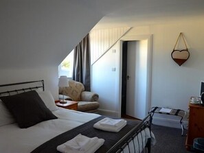 Habitación doble, baño en la habitación | Tabla de planchar con plancha, wifi gratis y ropa de cama 