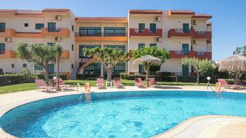 Piscina externa sazonal, guarda-sóis, espreguiçadeiras