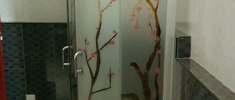 Kostenlose Toilettenartikel, Haartrockner, Hausschuhe, Handtücher