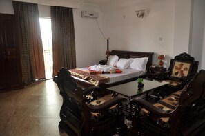 Desk, blackout curtains, soundproofing, free WiFi - Biraj International Hotel (Kampala)