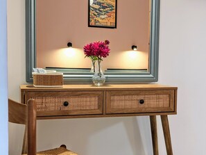 Standaard Twin kamer, op benedenverdieping | Een minibar, een bureau, een strijkplank/strijkijzer, gratis wifi