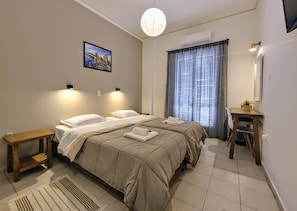 Habitación estándar con 1 cama matrimonial o 2 individuales, balcón | Minibar, escritorio, tabla de planchar con plancha y wifi gratis