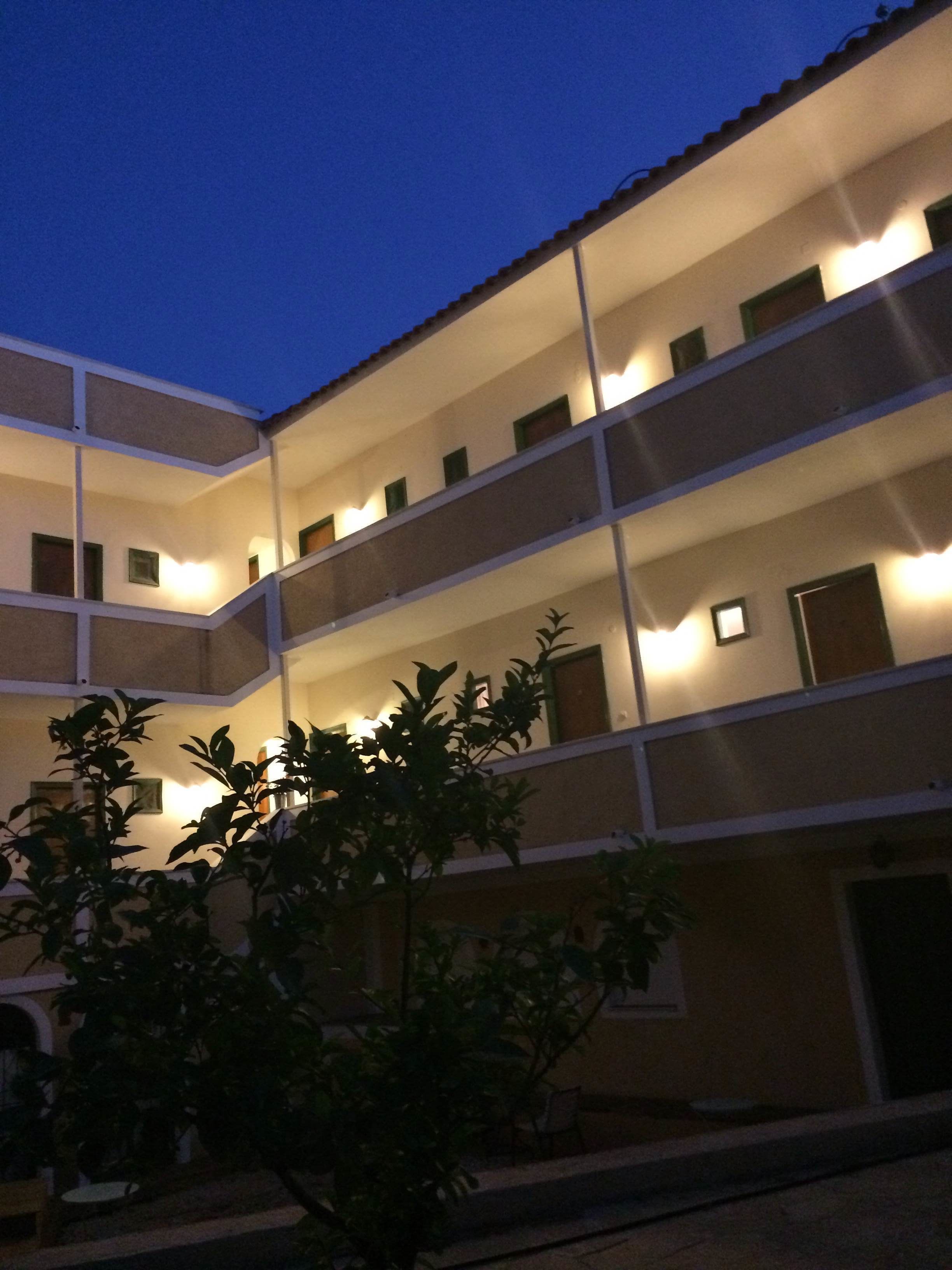 住宿正面 (夜晚)