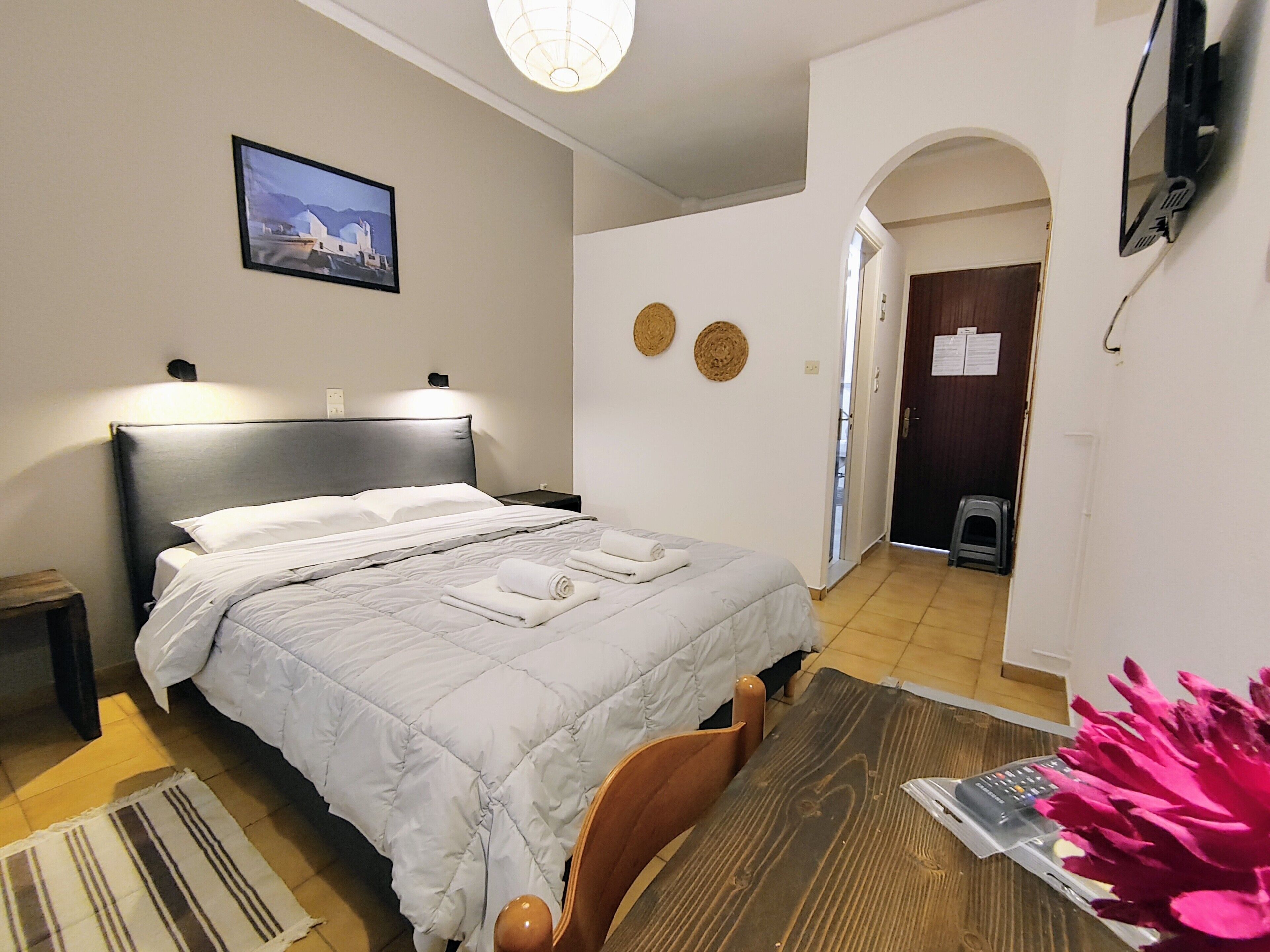 Een minibar, een bureau, een strijkplank/strijkijzer, gratis wifi